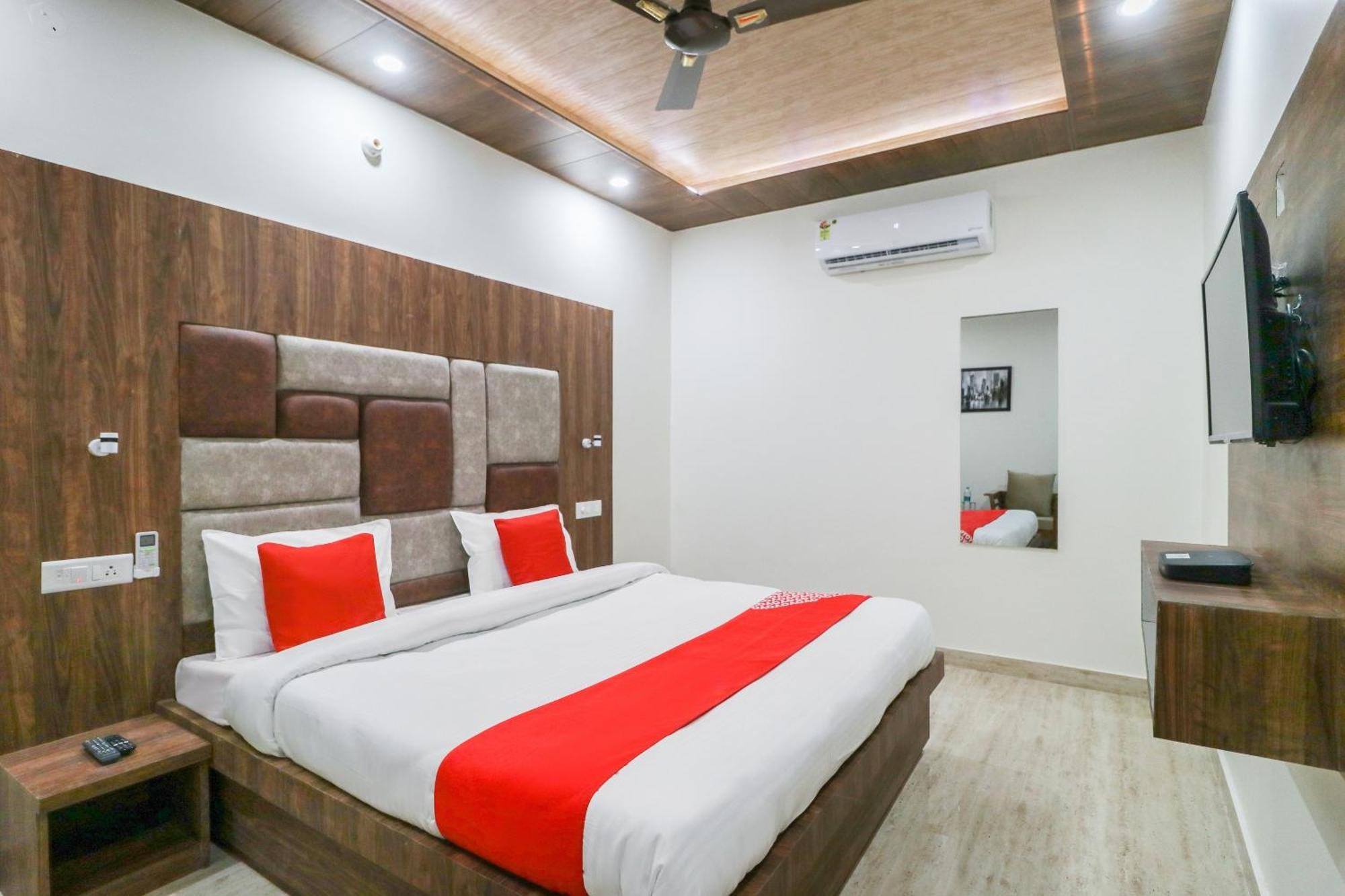 Oyo Flagship Hotel Ambani Zirakpur Buitenkant foto